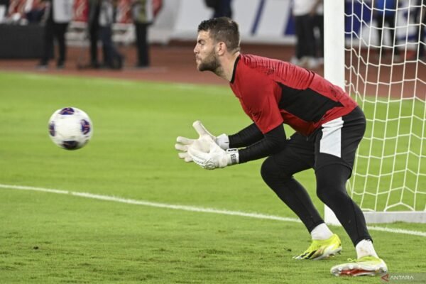Berikut adalah beberapa alternatif judul untuk "Hati-hati dengan Senjata Bola Mati Timnas Bahrain":

1. "Waspada Terhadap Kemampuan Set Piece Timnas Bahrain"
2. "Ancaman Set Piece: Memahami Kekuatan Timnas Bahrain"
3. "Strategi Melawan Serangan Bola Mati Timnas Bahrain"
4. "Mewaspadai Keahlian Set Piece Timnas Bahrain"
5. "Timnas Bahrain: Bahaya di Balik Bola Mati"
6. "Awas! Set Piece Maut Timnas Bahrain siap Mengancam"
7. "Kekuatan Rahasia Timnas Bahrain: Serangan Bola Mati"
8. "Bola Mati: Senjata Mematikan Timnas Bahrain yang Harus Diwaspadai" 

Semoga alternatif-alternatif judul ini bermanfaat!