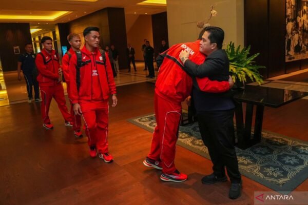 Here are some alternative titles for "Prediksi Susunan Pemain Timnas Indonesia vs Australia":

1. "Analisis Formasi Timnas Indonesia Melawan Australia"
2. "Perkiraan Line-Up Timnas Indonesia dan Australia"
3. "Taktik dan Susunan Pemain: Indonesia vs Australia"
4. "Prediksi Formasi Pertandingan: Timnas Indonesia vs Australia"
5. "Susunan Pemain yang Mungkin untuk Indonesia vs Australia"
6. "Strategi dan Pemain Kunci: Indonesia Melawan Australia"
7. "Formasi Ideal Timnas Indonesia di Pertandingan Melawan Australia"
8. "Prediksi Tim Jelang Pertarungan Indonesia vs Australia"
9. "Taktik Timnas: Indonesia Hadapi Australia"
10. "Susunan Pemain: Mengintip Timnas Indonesia vs Australia" 

Feel free to choose or adapt any of these titles!