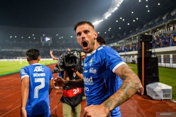 Standings Liga 1: Persib Mendekati Gelar Juara, Persija Terlempar dari Empat Besar