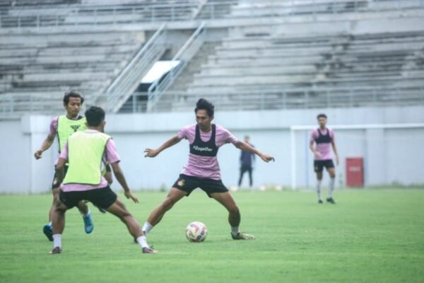 Berikut adalah beberapa alternatif judul untuk "Persik Incar Hasil Maksimal dari Lima Laga Terakhir":

1. "Persik Targetkan Poin Penuh dalam Lima Pertandingan Terakhir"
2. "Persik Bertekad Raih Hasil Optimal di Lima Laga Penutup"
3. "Persik Optimis Meraih Hasil Sempurna di Lima Pertandingan Terakhir"
4. "Persik Fokus Kumpulkan Poin Maksimal di Lima Laga Akhir"
5. "Persik Berambisi Sabet Hasil Terbaik di Lima Pertandingan Terakhir"

Silakan pilih yang paling sesuai atau gunakan sebagai inspirasi!