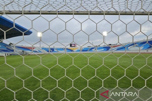 Here are some alternate titles for "Panpel Arema FC Legawa Terima Sanksi Imbas Pelemparan Bus Persik":

1. "Panitia Arema FC Siap Terima Sanksi Setelah Insiden Pelemparan Bus Persik"
2. "Arema FC: Panpel Terima Sanksi Sebagai Akibat Pelemparan Bus Persik"
3. "Tanggung Jawab Panpel Arema FC: Penerimaan Sanksi Pasca Pelemparan Bus Persik"
4. "Sanksi Mendasar bagi Panpel Arema FC Usai Pelemparan Bus Persik"
5. "Panitia Arema FC Legawa: Menghadapi Sanksi atas Pelemparan Bus Persik"
6. "Arema FC dan Sanksi yang Diterima Panpel Akibat Pelemparan Bus Persik"
7. "Sanksi Diterima Panpel Arema FC: Dampak Pelemparan Bus Persik"
8. "Panpel Arema FC Memilih Legawa: Terima Sanksi Pelemparan Bus Persik"

Feel free to mix and match elements from these suggestions!