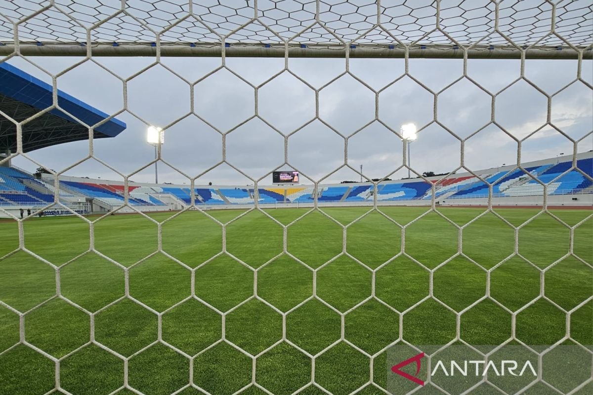 Here are some alternate titles for "Panpel Arema FC Legawa Terima Sanksi Imbas Pelemparan Bus Persik":

1. "Panitia Arema FC Siap Terima Sanksi Setelah Insiden Pelemparan Bus Persik"
2. "Arema FC: Panpel Terima Sanksi Sebagai Akibat Pelemparan Bus Persik"
3. "Tanggung Jawab Panpel Arema FC: Penerimaan Sanksi Pasca Pelemparan Bus Persik"
4. "Sanksi Mendasar bagi Panpel Arema FC Usai Pelemparan Bus Persik"
5. "Panitia Arema FC Legawa: Menghadapi Sanksi atas Pelemparan Bus Persik"
6. "Arema FC dan Sanksi yang Diterima Panpel Akibat Pelemparan Bus Persik"
7. "Sanksi Diterima Panpel Arema FC: Dampak Pelemparan Bus Persik"
8. "Panpel Arema FC Memilih Legawa: Terima Sanksi Pelemparan Bus Persik"

Feel free to mix and match elements from these suggestions!