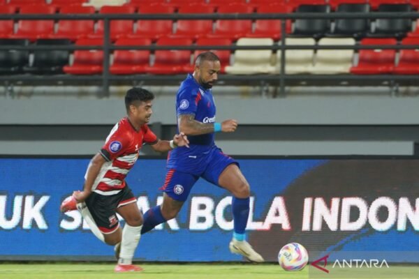 Here are some alternative titles for "Arema FC siap 200 persen rebut tiga poin hadapi Persebaya":

1. "Arema FC Memastikan Komitmen 200 Persen untuk Raih Tiga Poin Melawan Persebaya"
2. "Dengan 200 Persen Persiapan, Arema FC Targetkan Tiga Poin dari Persebaya"
3. "Arema FC Bertekad 200 Persen untuk Mendapatkan Tiga Poin di Pertandingan Melawan Persebaya"
4. "Tiga Poin Menjadi Target Utama, Arema FC Siap Berjuang 200 Persen Kontra Persebaya"
5. "Arema FC Hadapi Persebaya dengan Semangat 200 Persen untuk Raih Tiga Poin"

Feel free to choose any of these or let me know if you'd like more options!