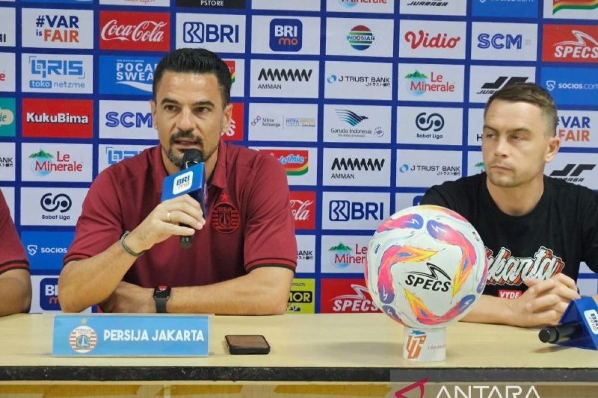 Berikut adalah beberapa alternatif judul untuk "Doni Tri dapat dimainkan saat Persija Jakarta jamu Semen Padang":

1. "Doni Tri Siap Turun Saat Persija Jakarta Menjamu Semen Padang"
2. "Persija Jakarta Hadapi Semen Padang dengan Kembalinya Doni Tri"
3. "Doni Tri Masuk Line-Up Menjelang Pertandingan Persija Jakarta vs Semen Padang"
4. "Persija Jakarta Optimis dengan Doni Tri di Laga Melawan Semen Padang"
5. "Kembalinya Doni Tri: Persija Jakarta Sambut Semen Padang dengan Semangat Baru"
6. "Doni Tri Tersedia untuk Persija Jakarta Saat Melawan Semen Padang"
7. "Persija Jakarta vs Semen Padang: Doni Tri Siap Beraksi di Lapangan"

Silakan pilih atau modifikasi salah satu judul yang mungkin sesuai dengan kebutuhan Anda!