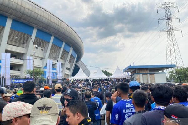 Berikut adalah beberapa alternatif judul untuk berita tersebut:

1. "Persib Bandung Batasi Kehadiran Suporter PSS Sleman di Stadion GBLA"
2. "Suporter PSS Sleman Dilarang Masuk ke Stadion GBLA oleh Persib Bandung"
3. "PSS Sleman Tak Diizinkan Masuk, Persib Bandung Tegaskan Larangan Suporter"
4. "Persib Bandung Menetapkan Larangan bagi Suporter PSS Sleman di Stadion GBLA"
5. "Kehadiran Suporter PSS Sleman di Stadion GBLA Dilarang oleh Persib Bandung"

Silakan pilih atau modifikasi sesuai kebutuhan!