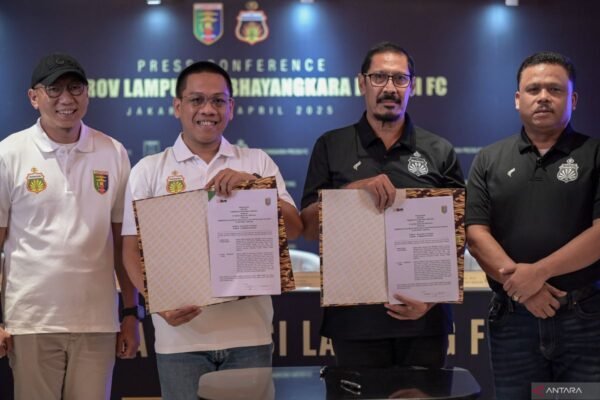 Berikut merupakan alternatif judul untuk topik "Termasuk Bhayangkara dan Persikas, tujuh klub ganti nama dan domisili":

1. "Tujuh Klub Sepak Bola Ganti Nama dan Domisili: Bhayangkara dan Persikas Terlibat"
2. "Transformasi Klub: Bhayangkara, Persikas, dan Enam Tim Lain Ganti Nama dan Lokasi"
3. "Pergantian Nama dan Domisili: Bhayangkara dan Persikas Bergabung dengan Tujuh Klub Lain"
4. "Bhayangkara dan Persikas: Dua dari Tujuh Klub yang Berevolusi dengan Ganti Nama dan Domisili"
5. "Perubahan Signifikan: Tujuh Klub, Termasuk Bhayangkara dan Persikas, Menyongsong Identitas Baru"

Semoga alternatif judul ini sesuai dengan yang Anda harapkan!