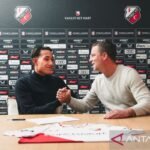 Tentu! Berikut adalah beberapa alternatif judul untuk profil Mauro Zijlstra dan Miliano Jonathans sebagai calon pemain Indonesia:

"Mengenal Mauro Zijlstra dan Miliano Jonathans: Dua Bintang Masa Depan Sepak Bola Indonesia"
"Profil Calon Bintang Indonesia: Mauro Zijlstra dan Miliano Jonathans"
"Mauro Zijlstra & Miliano Jonathans: Peluang Emas untuk Sepak Bola Indonesia"
"Duo Talenta Muda: Profil Mauro Zijlstra dan Miliano Jonathans dalam Sepak Bola Indonesia"
"Mauro Zijlstra dan Miliano Jonathans: Harapan Baru untuk Tim Sepak Bola Indonesia"
"Calon Pemain Masa Depan: Profil Mauro Zijlstra dan Miliano Jonathans"
"Menelusuri Jejak Mauro Zijlstra dan Miliano Jonathans: Talenta Emas Indonesia"
"Dua Nama yang Harus Diperhatikan: Mauro Zijlstra dan Miliano Jonathans dalam Sepak Bola Indonesia"

Silakan pilih atau modifikasi sesuai kebutuhan Anda!